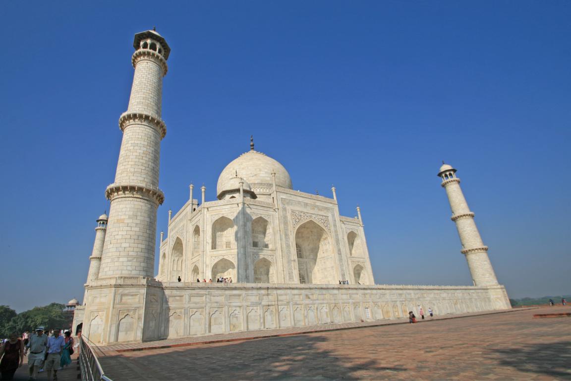 da strahlt der "Taj" im Sonnenlicht am Morgen