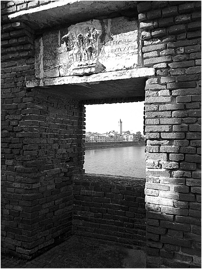  ..Da una finestrella del ponte di Castelvecchio..Verona