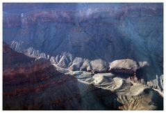 da unten windet sich der Colorado-River