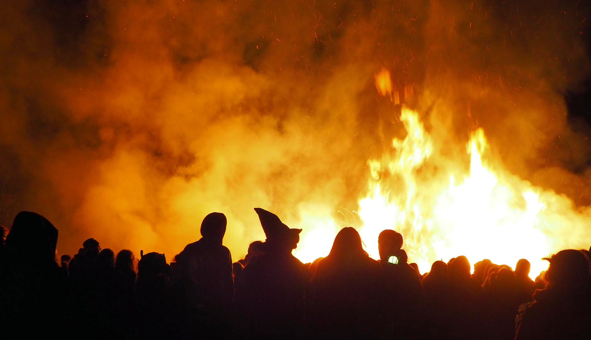 Da viele Hexen da waren .. brauchte man ein großes Feuer …