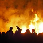 Da viele Hexen da waren .. brauchte man ein großes Feuer …