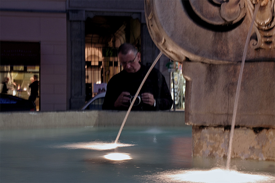 da will man nichtsahnend des Nächtens in Linz einen Brunnen fotografieren ...