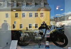 Da wo die Motorräder im Schaufenster stehen