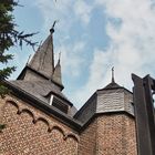 Dach der katholischen Kirche Jüchen-Otzenrath mit Figur und Kreuz