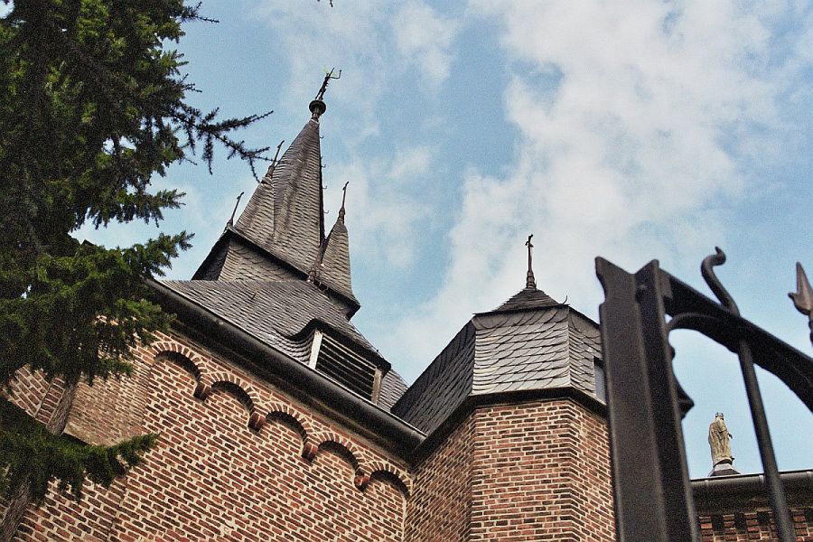 Dach der katholischen Kirche Jüchen-Otzenrath mit Figur und Kreuz