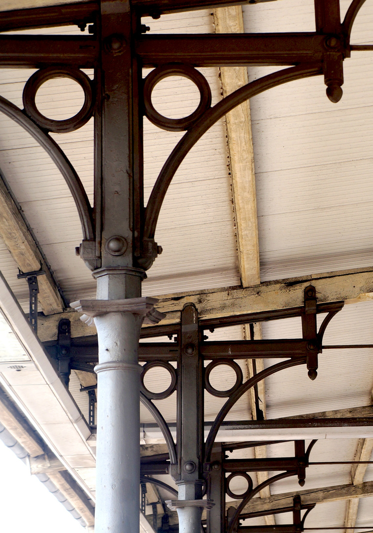 Dach einer alten Bahnsteigüberdachung