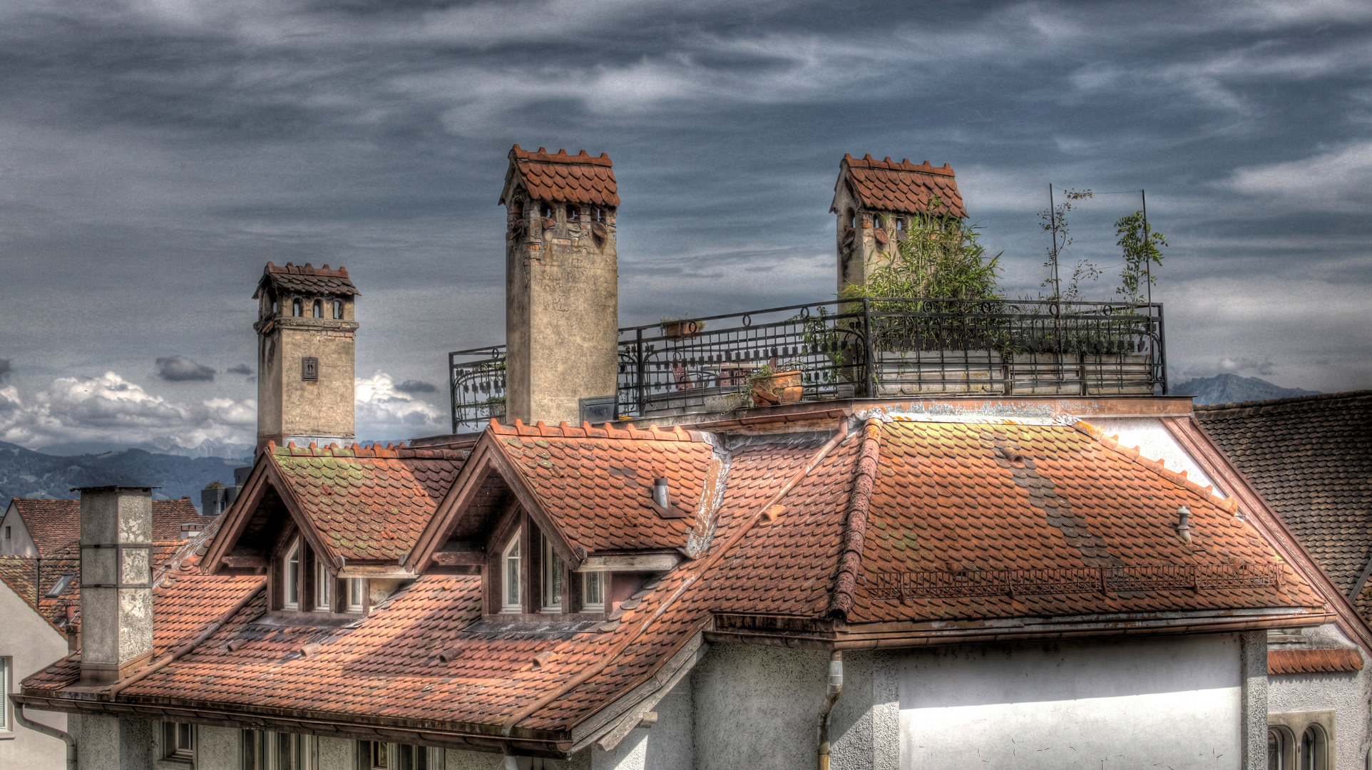 Dach mit Kaminen HDR