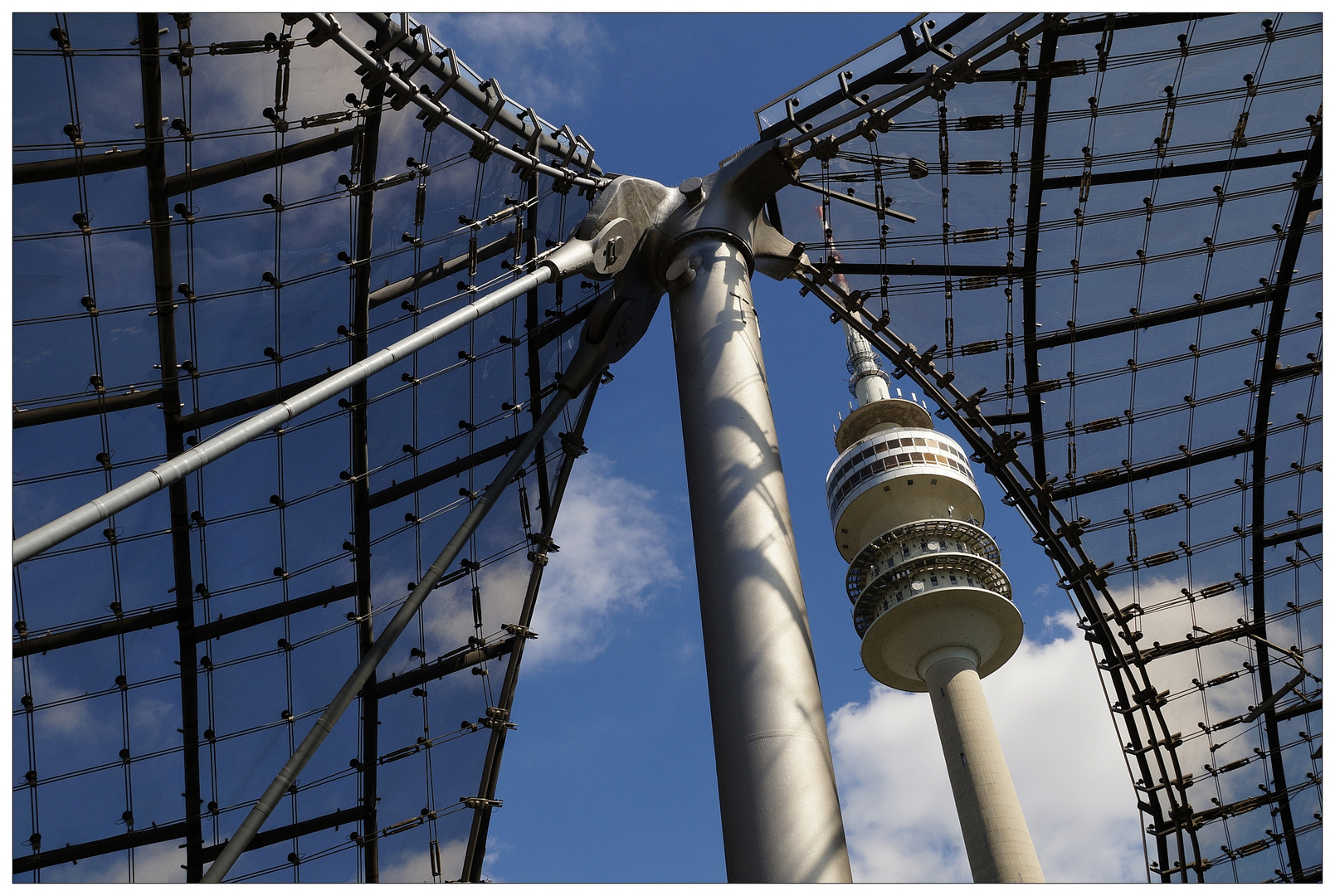 Dach Olympiastation München mit Fernsehturm