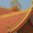 Dach und Glockenturm des Wat Ong Teu Tempels