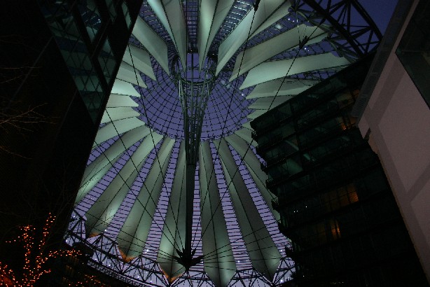 Dach vom Sony Center Berlin von innen bei Nacht