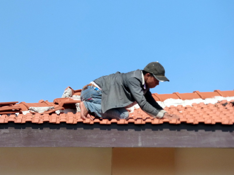 Dachdecker bei der Arbeit