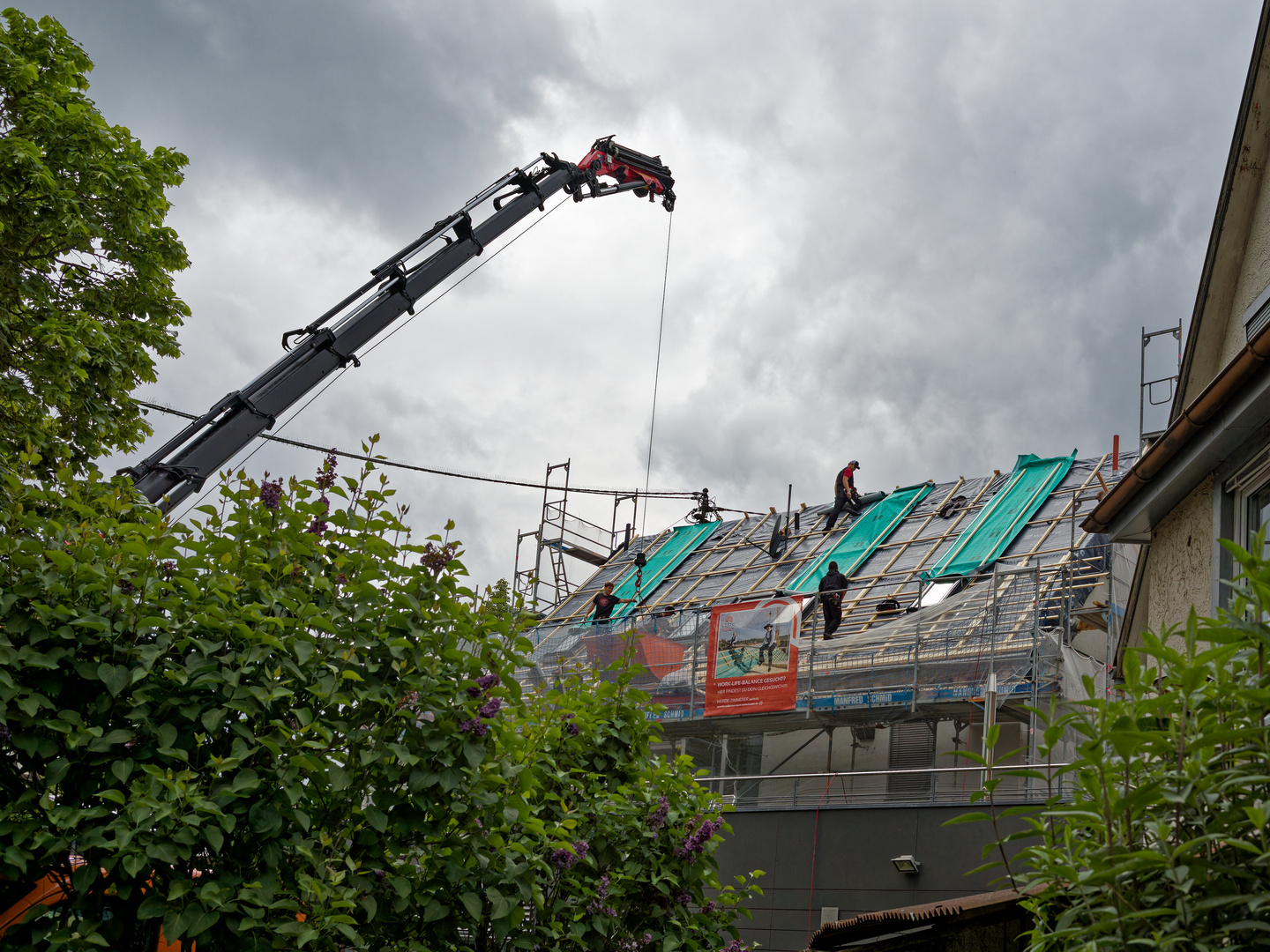 Dachdecker bei der Arbeit