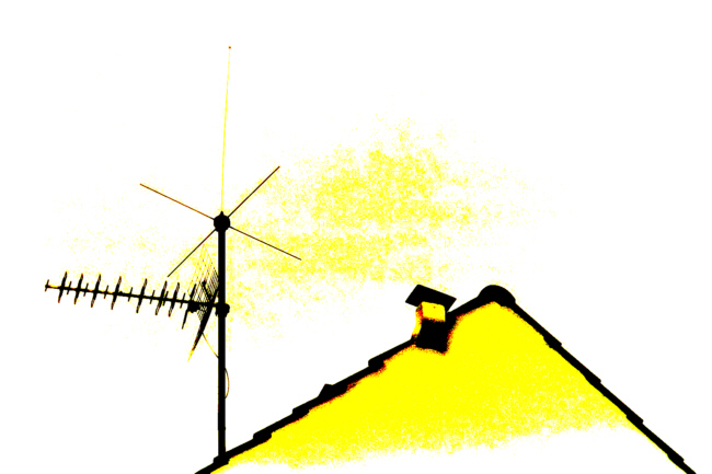 Dachgiebel mit Antenne, oder seit wann ist der Himmel gelb?