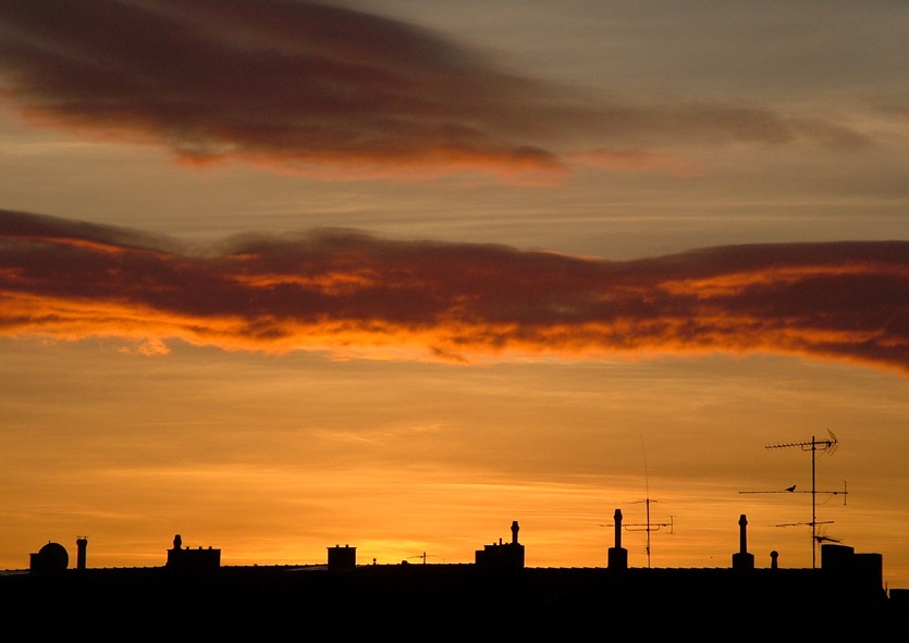 Dachkulisse vs. Wolkenband