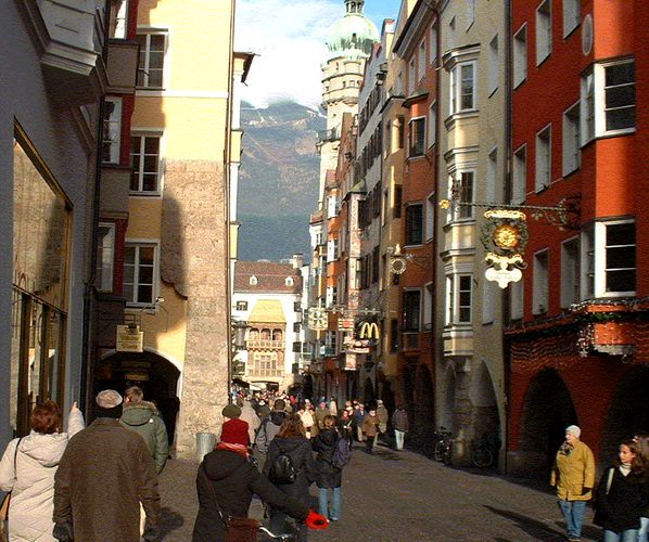 Dachl mit Stadtturm und Alpen