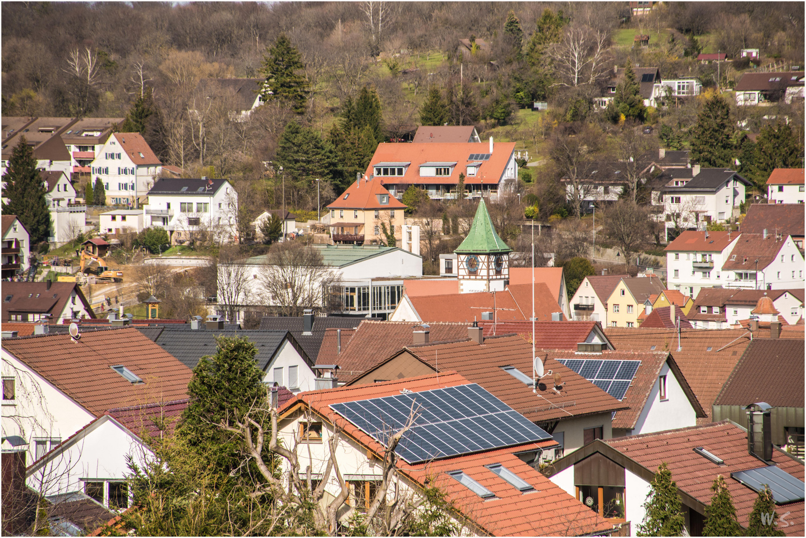 Dachlandschaft Neuffen mit Turmspitze der Ev. Martinskirche