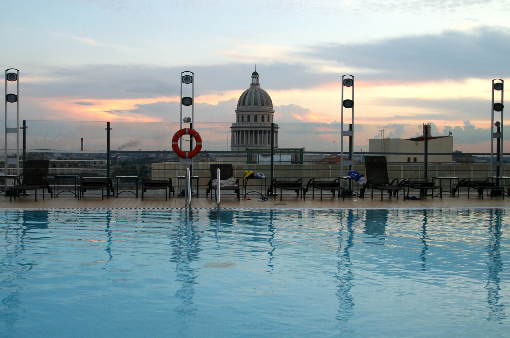 Dachpool mit Blick auf das Capitolio in Havanna