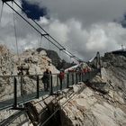 Dachstein Hängebrücke mit Bergstation der Seilbahn