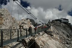 Dachstein Hängebrücke mit Bergstation der Seilbahn