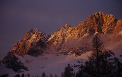 Dachsteinmassiv verglüht im Winterabend