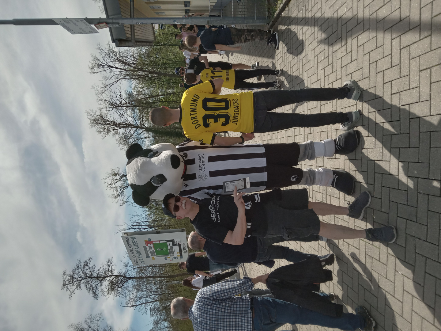 Dachstreffen vor dem Stadion