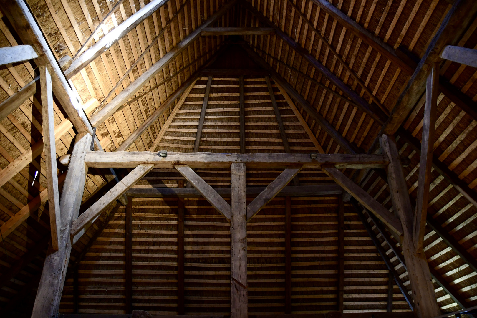 Dachstuhl von einer alten Scheune