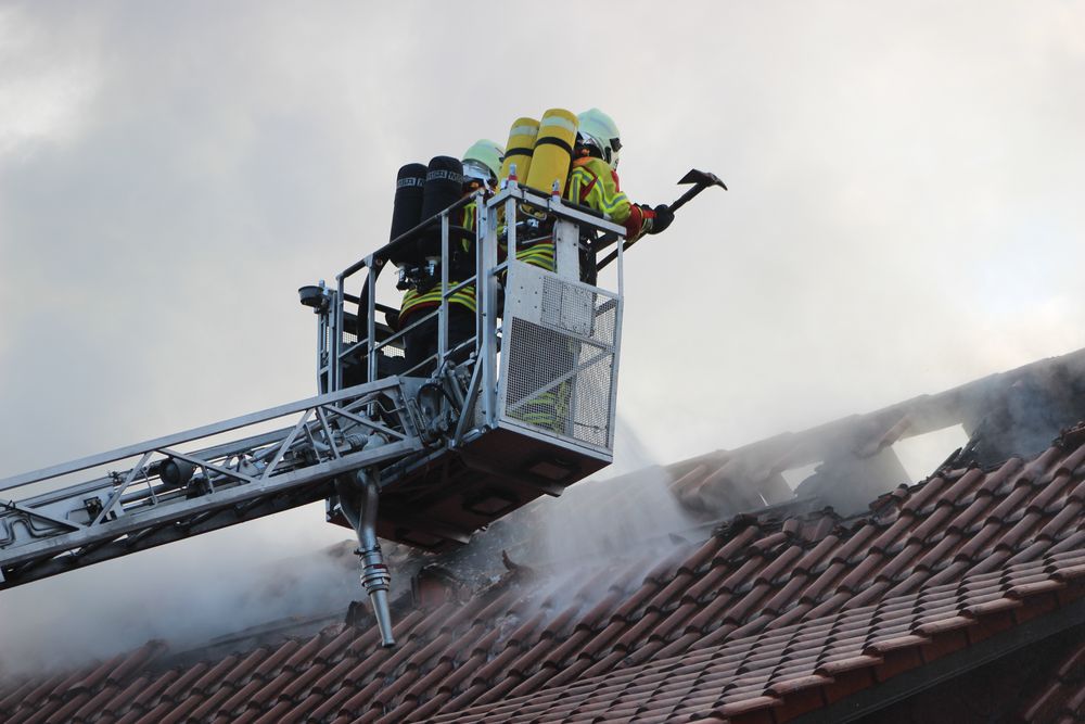 Dachstuhlbrand: Angriff über die Drehleiter