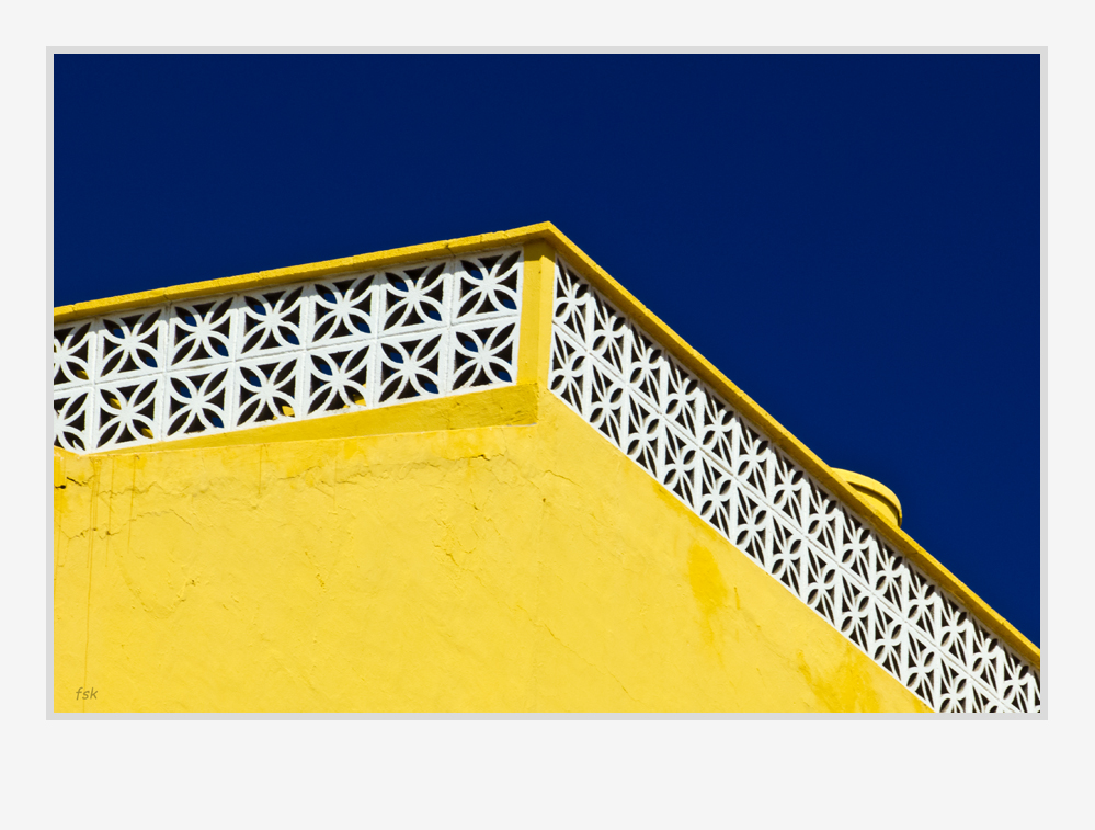 Dachterrasse in Gelb und Blau