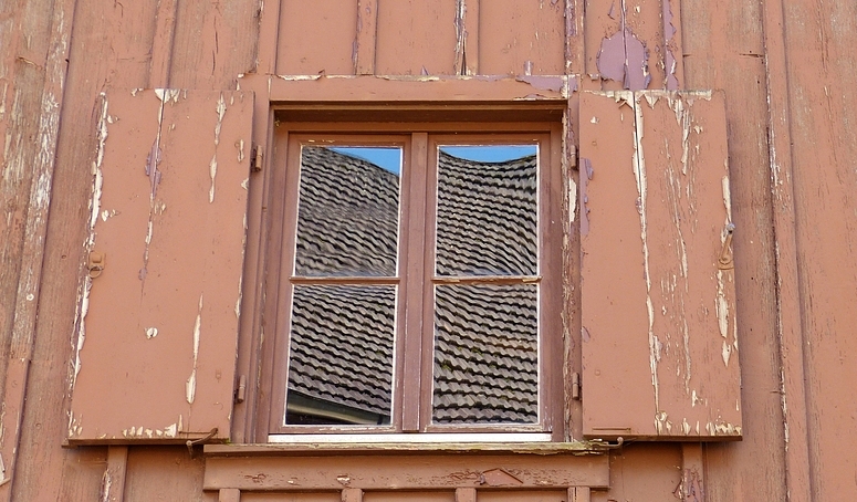 Dachziegel im Fensterkreuz