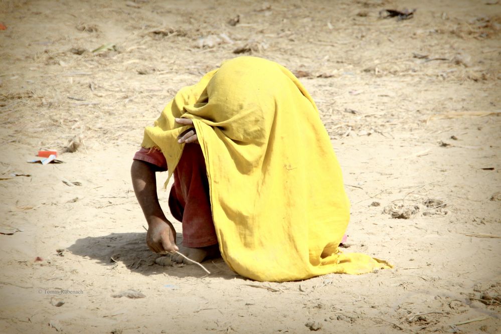 Dadu Girl hiding © Tom Rübenach