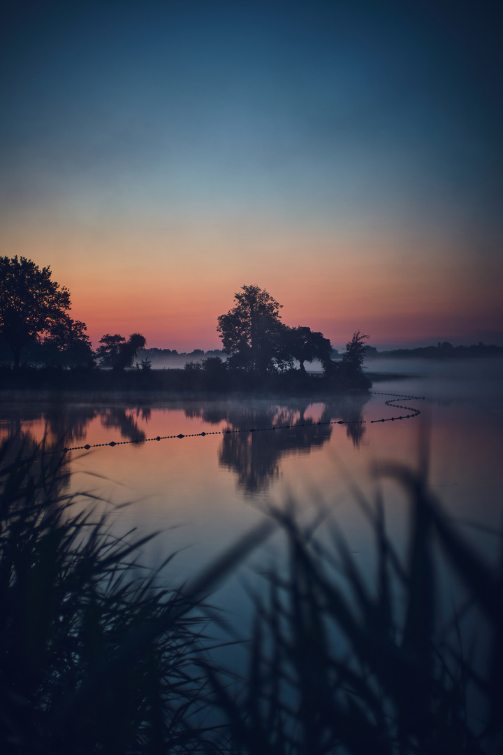 Dämmerung am Badesee