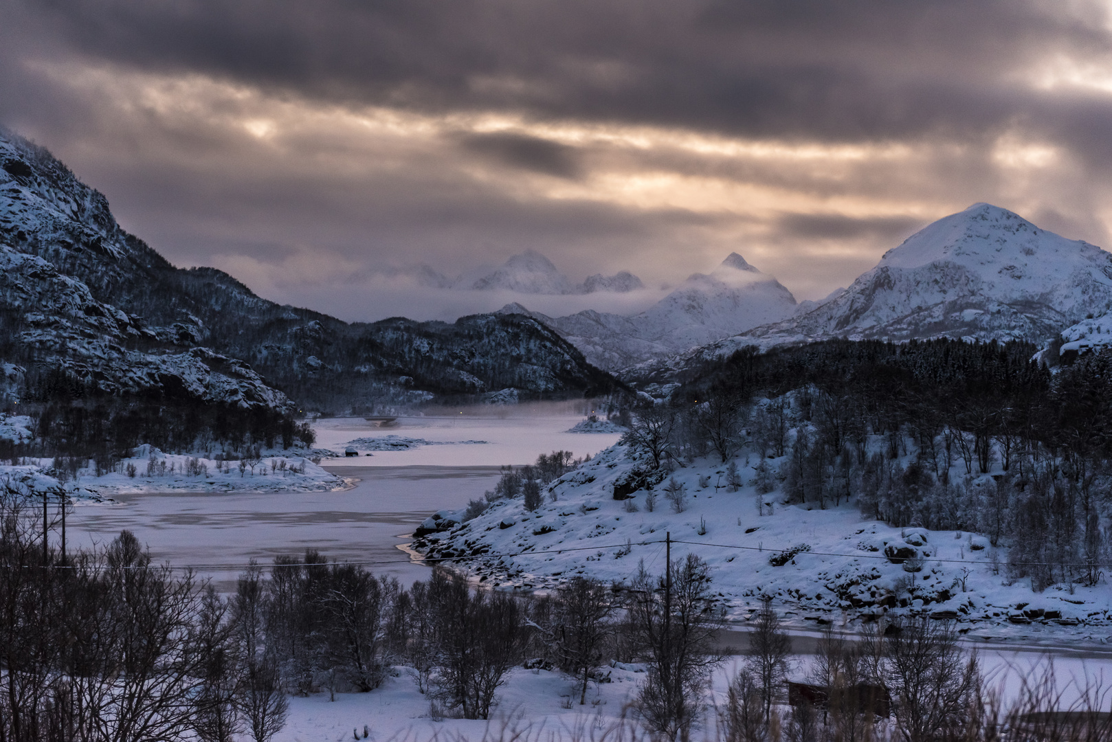 Dämmerung am Fjord