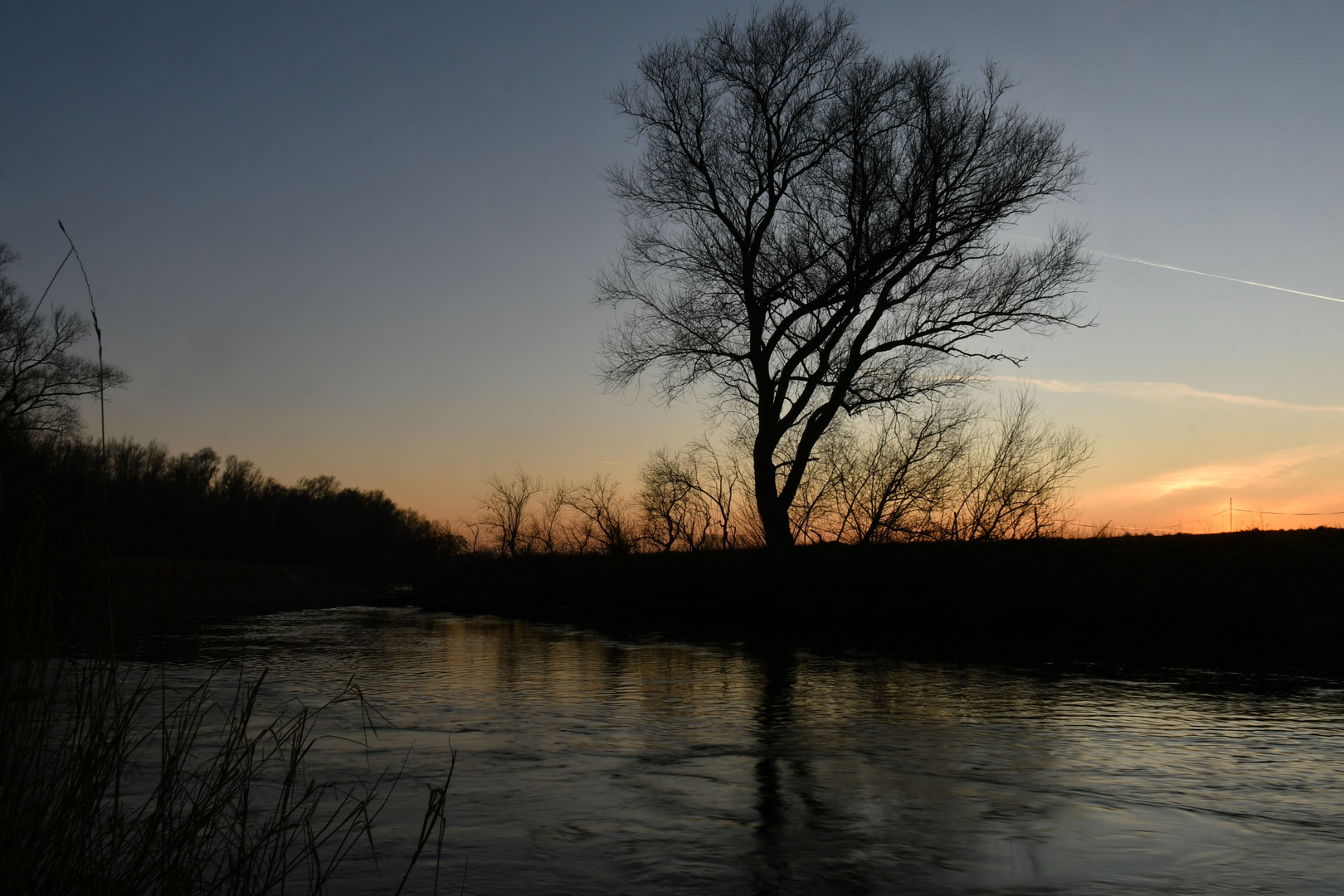 Dämmerung Am Fluss