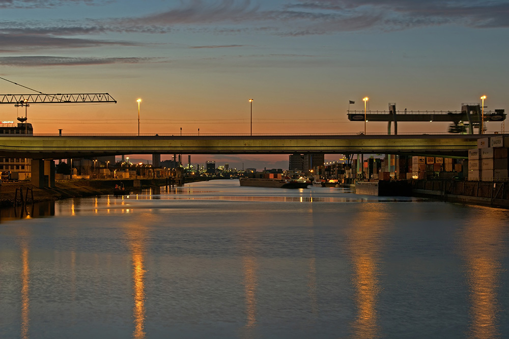 Dämmerung am Hafen