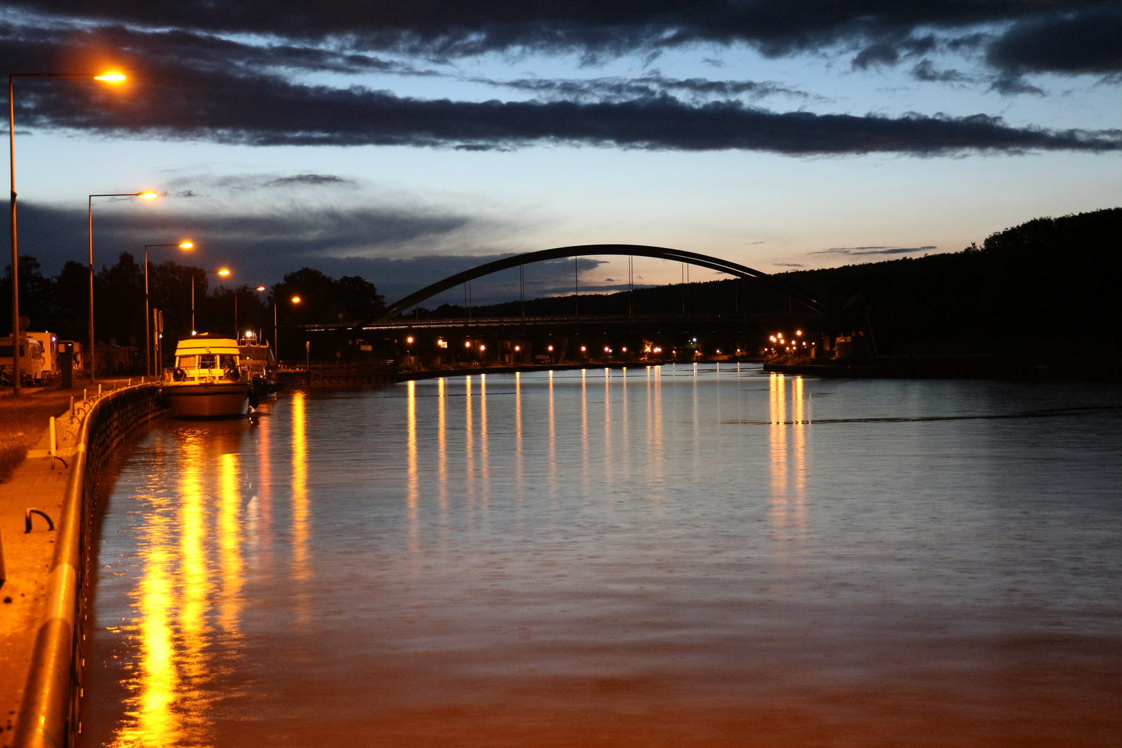 Dämmerung am Kanal