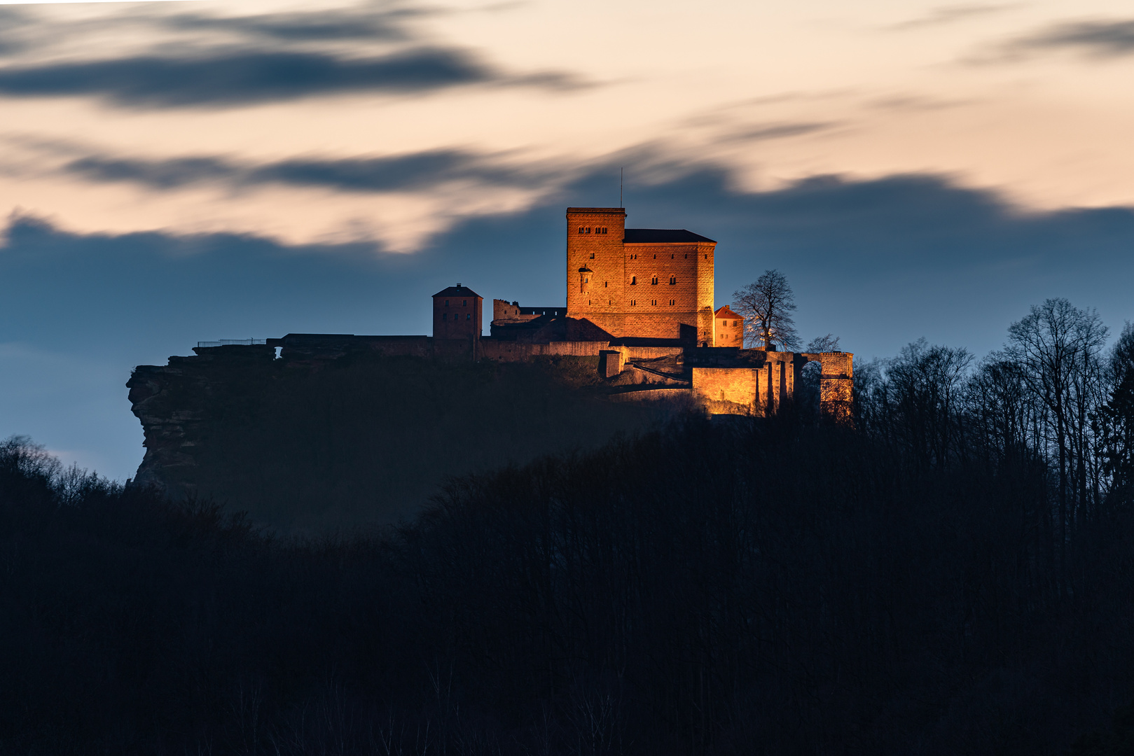 Dämmerung am Trifels