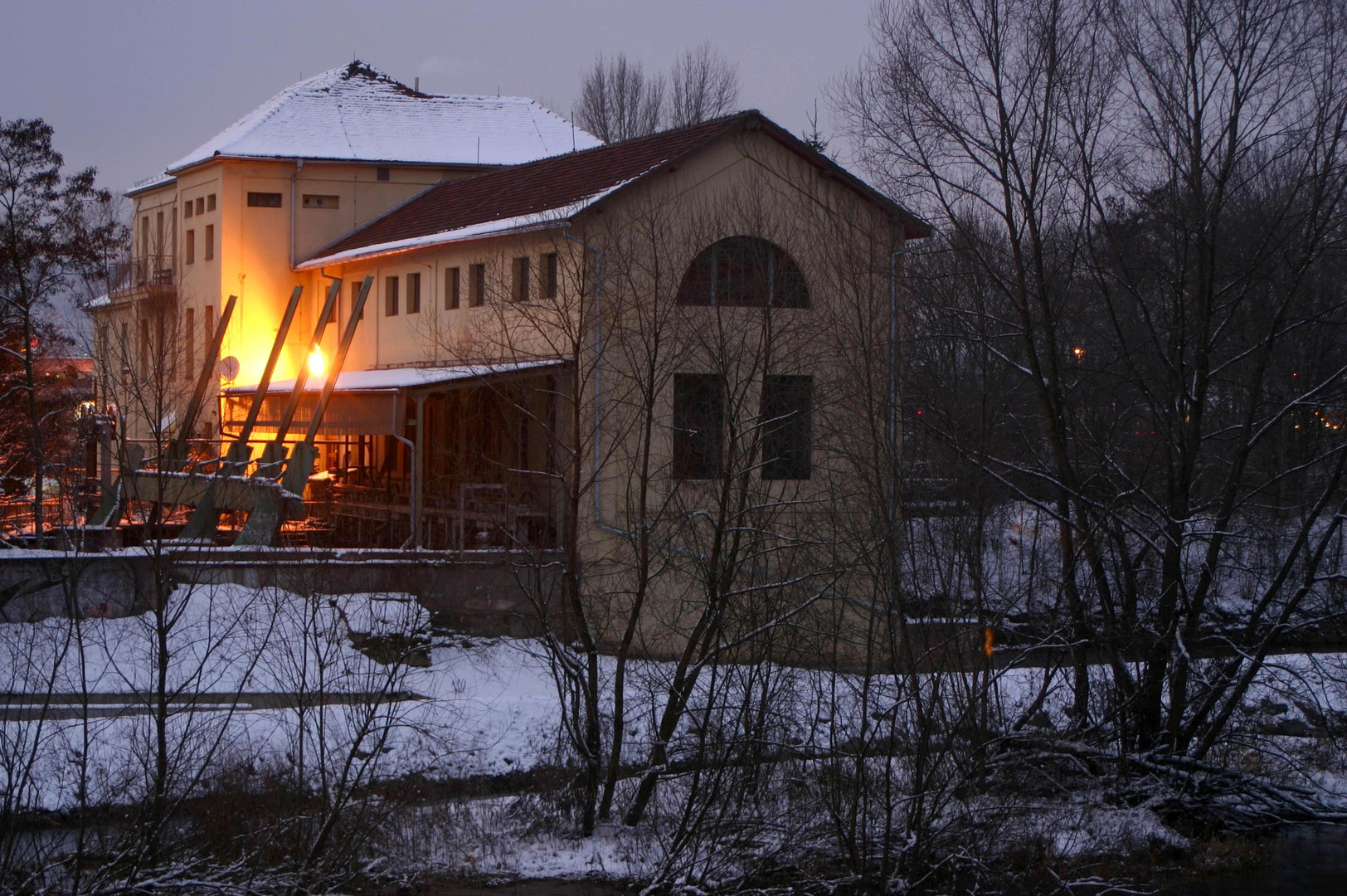 Dämmerung am Wasserwerk Burgau