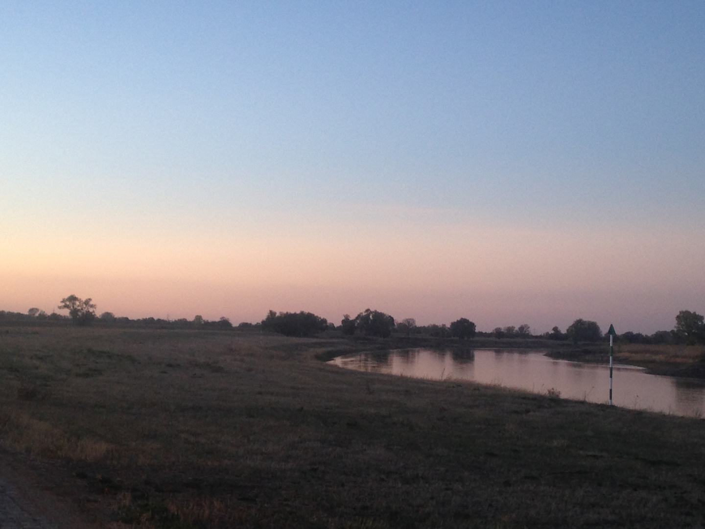 Dämmerung an der Elbe 