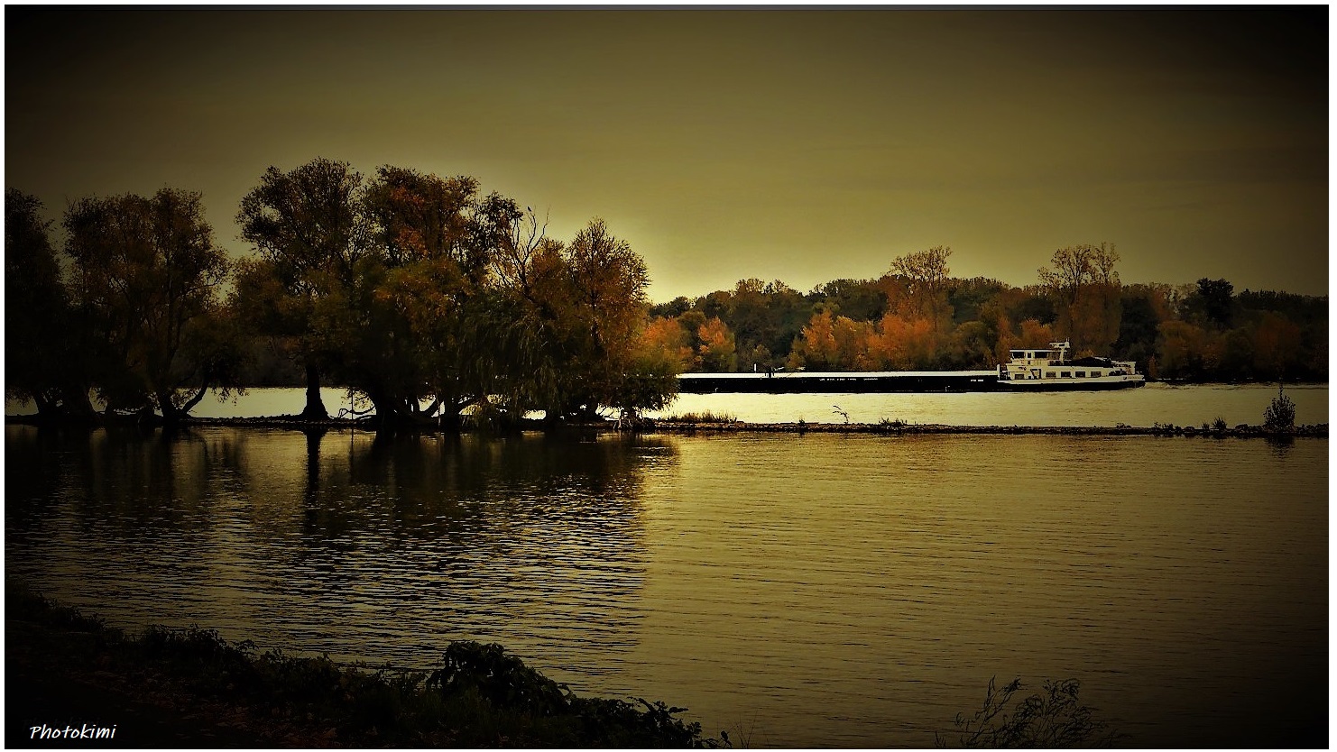 Dämmerung auf dem Rhein