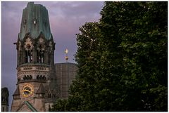 Dämmerung hinter Bäumen