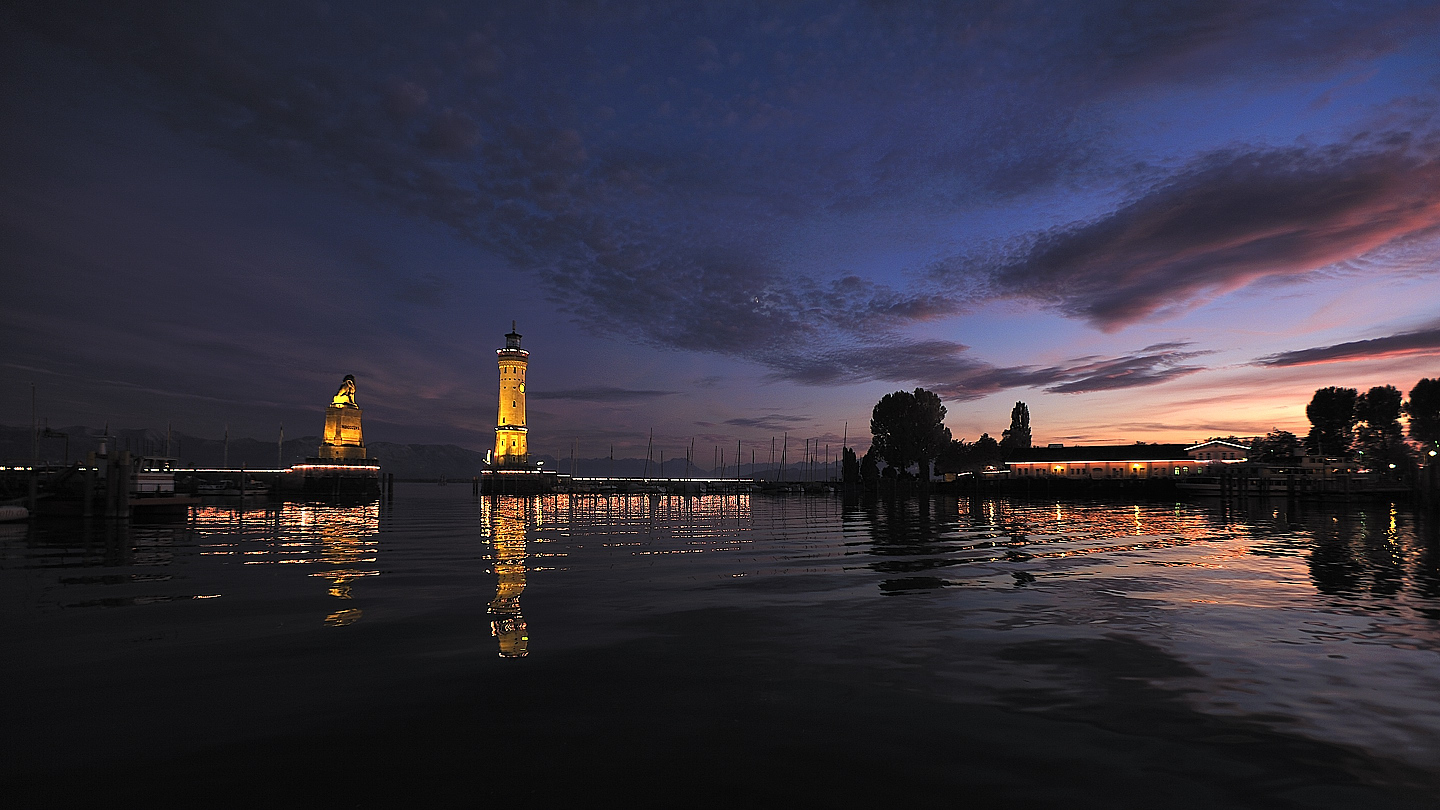 Dämmerung im Hafen Lindau