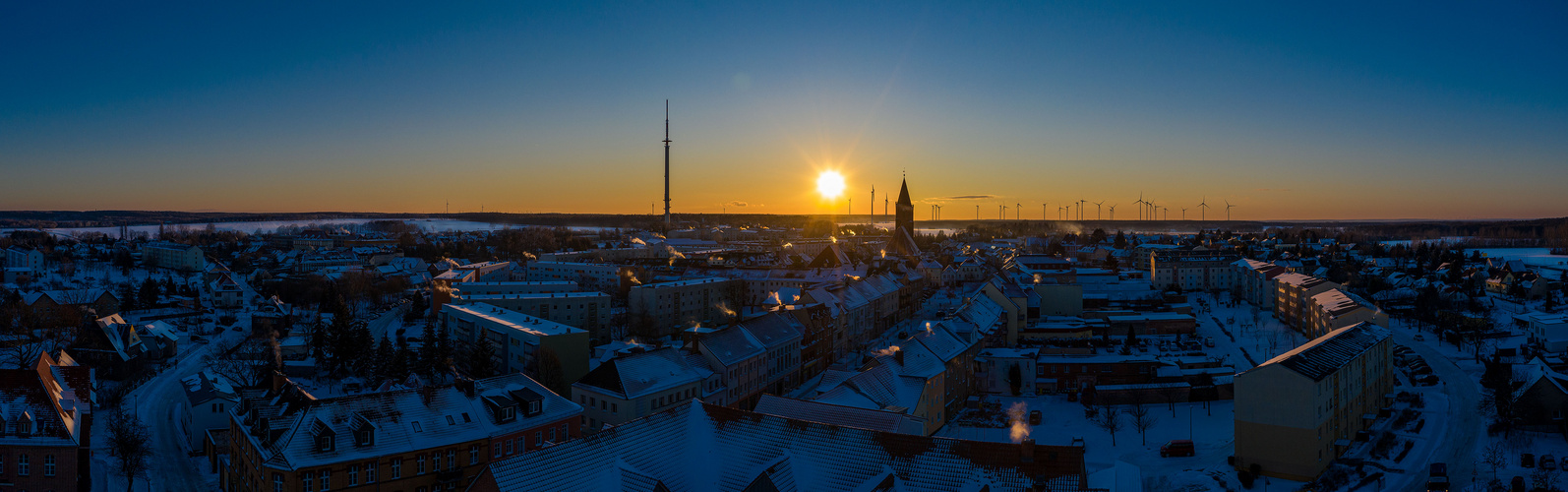 Dämmerung in einer Kleinstadt im Winter