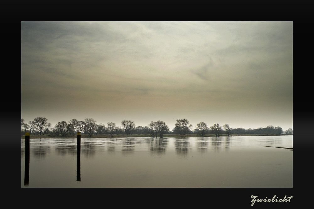 Dämmerung über der Elbe