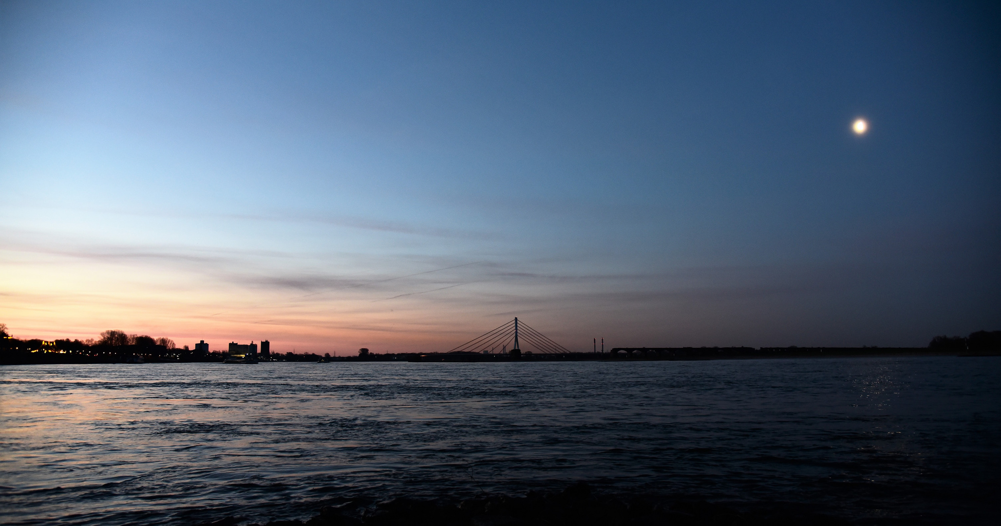 Dämmerung über Wesel Foto & Bild | landschaften, wasser, sonnenaufgang ...