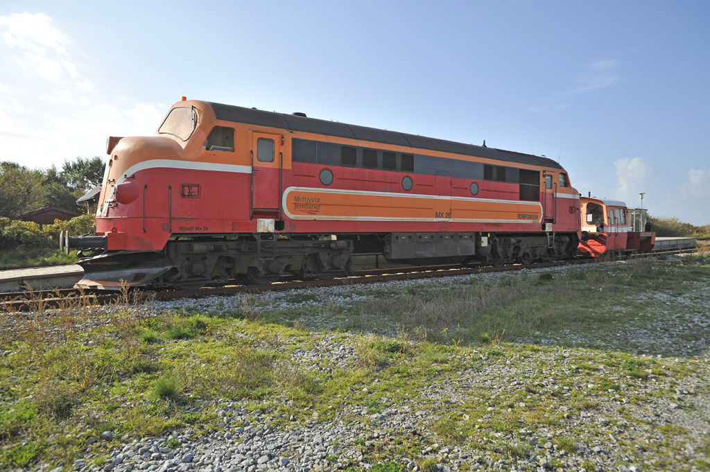 Dänische Diesellok wartet im Haltepunkt Strande (DK, Midjylland)