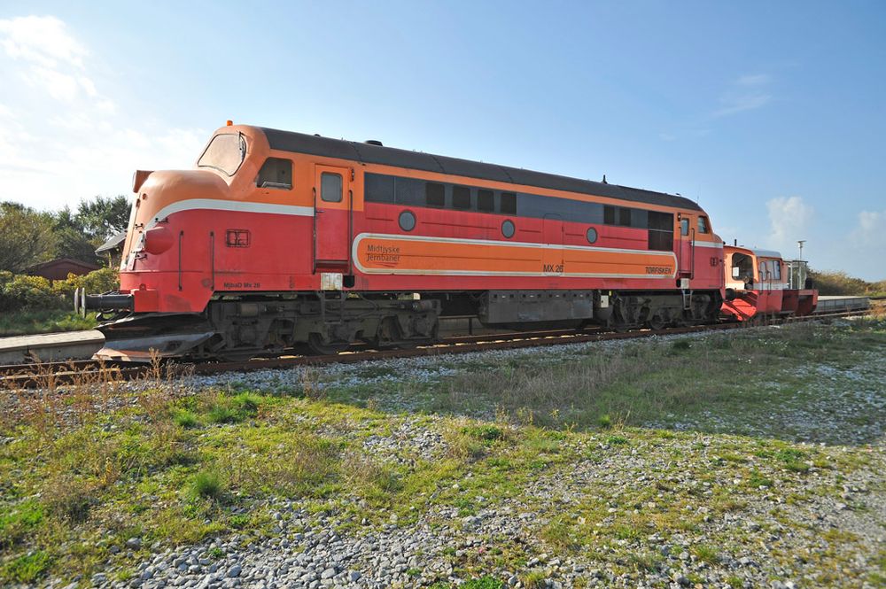 Dänische Diesellok wartet im Haltepunkt Strande (DK, Midjylland)