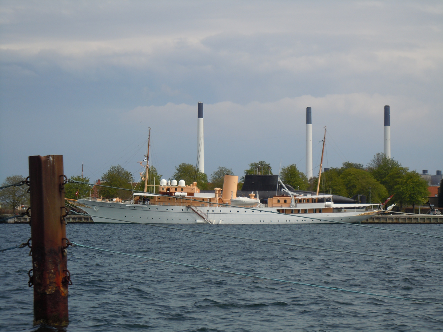 Dänische Königliche Yacht Dannebrog April 2012 im Hafen Kopenhagen