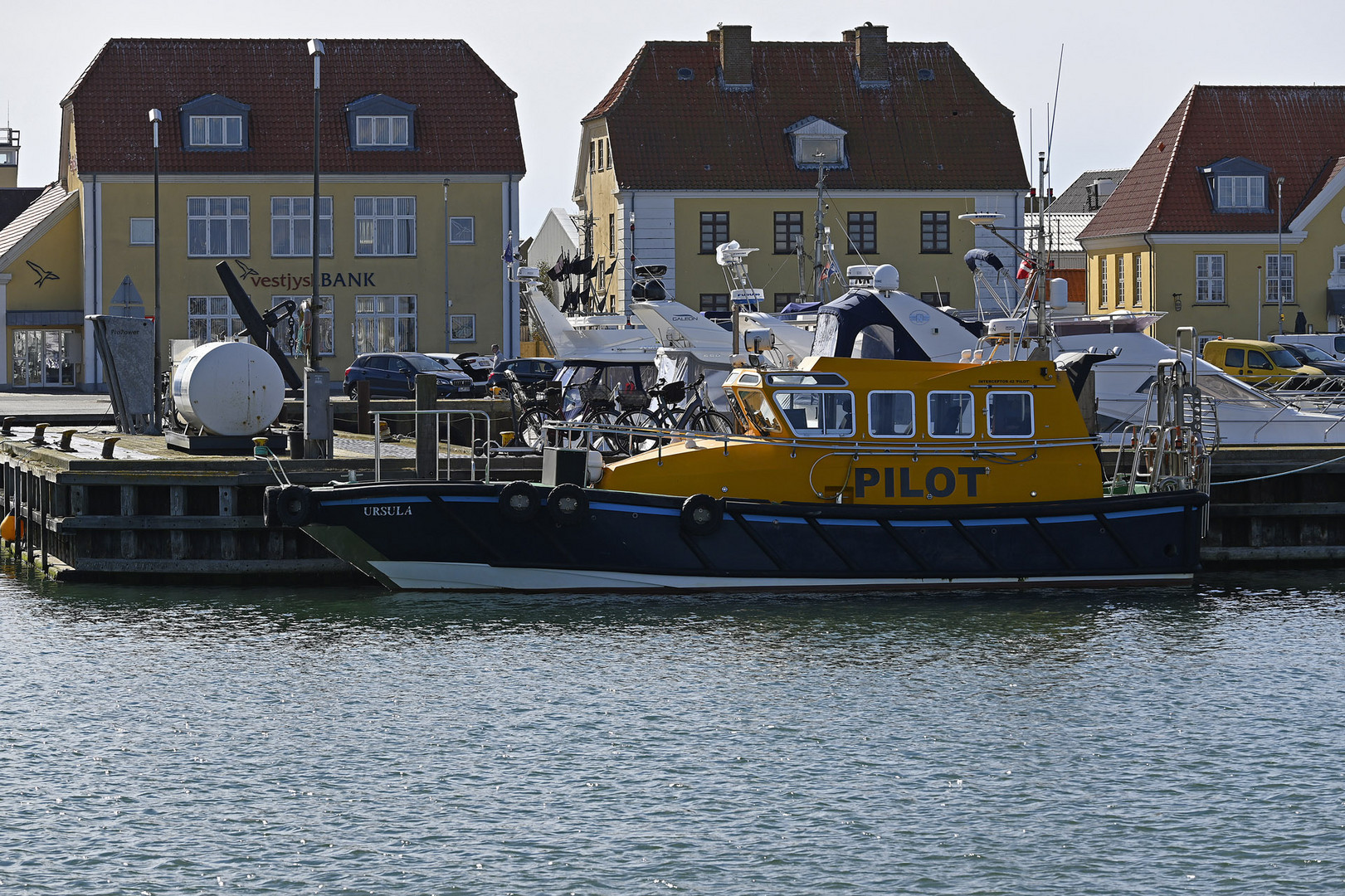 Dänisches Lotsenboot im Hafen von Thyborøn (Midtjylland, DK) ...