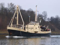 Dänisches Taucherbasisschiff SOELOEVEN auf dem Nord-Ostsee-Kanal