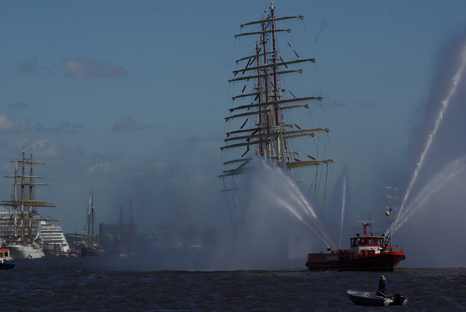 Dag Prmosa führt die Auslaufparade am 825. Hafengeburtstag in Hamburg